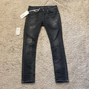 dondup jeans - tja! säljer dessa sjukt snygga och sällsynta dondup george distressed,  skick 8,5/10 nypris på dessa var 3700 och dom säljs inte längre mitt pris endast 2000. hör gärna av dig vid frågor!