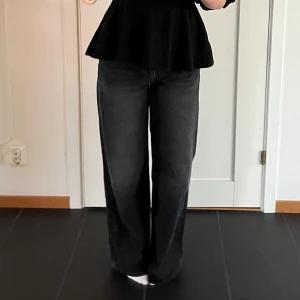 IMOO jeans  - Lågmidjade och baggy jeans från monki i modellen imoo. De är ofta slutsålda. Är osäker på storleken men tror det kan vara 24/29 men de passar perfekt i längden på mig som är 160 lång. De är använda enbart under en kväll 