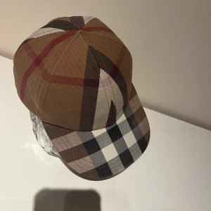 Burberry keps - Iprincip ny 🌟 allt syns på bilderna. Kvitto och tillbehör finns om det önskas med vid köp. Min kille har fler kepsar han säljer av nu så bara att kolla in profilen 💕Hör av er vid eventuella frågor eller prisförslag ☺️