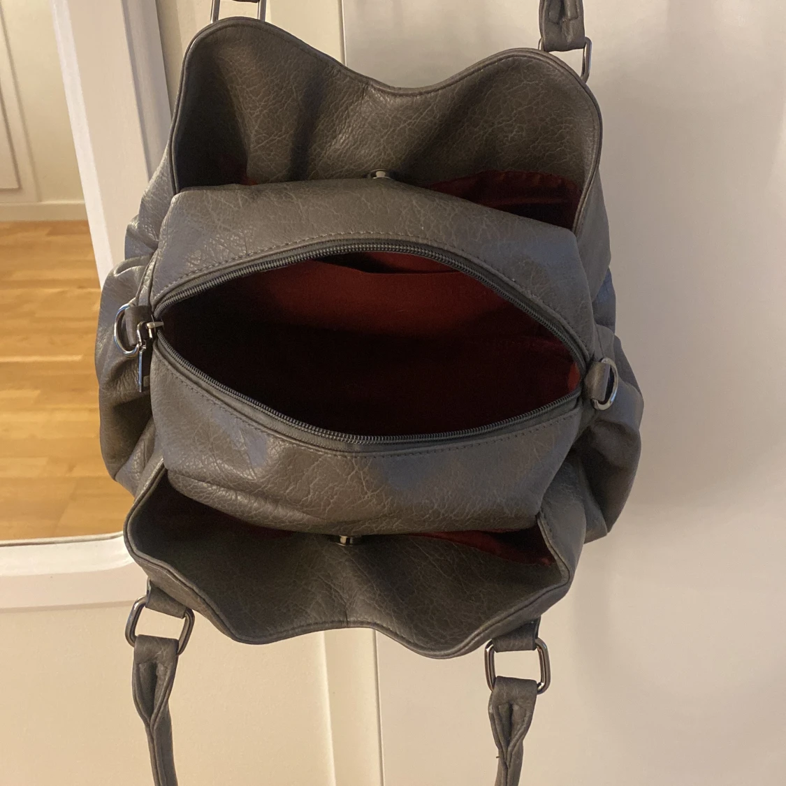 Mörkgrå axelväska i skinn - 4