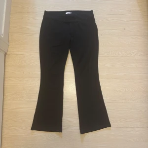 Low Waist Jersey Suit Pants - Low Waist Jersey Suit Pants Stora i storleken samt långa i benen Helt nya utan lapp (endast testade) Från Nelly.com 