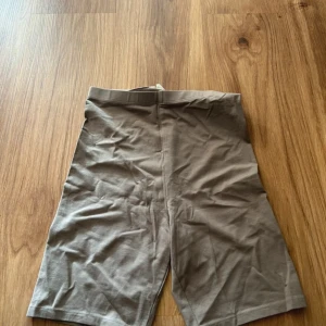 Beige cykelshorts i bomull - Beiga shorts från hm. Helt nya, prislapp på. Storlek S ( de är bara skrynkliga ) 