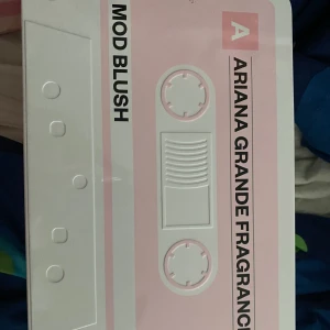 Ariana Grande Mod Blush - Parfymen full! Julkulan är slut men kan påfyllas med något annat🤷‍♀️💕