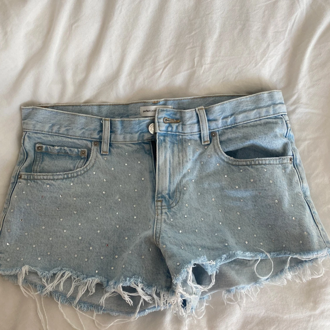 Ljusblå jeansshorts med pärlor