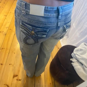 Ljusblå jeans från JONNA B - Säljer dessa ljusblå mid rise raka jeans med ass cool tvätt och unika fickor. De är nästan helt oanvända säljer för att de inte kommer till användning. Det står storlek 38 i dem. Midjemått- 40. Innerbenslängd- 77. Skriv vid frågor!💕