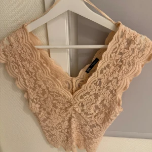 Beige spetsblus från Zara - Spets topp från Zara som inte säljs längre. 