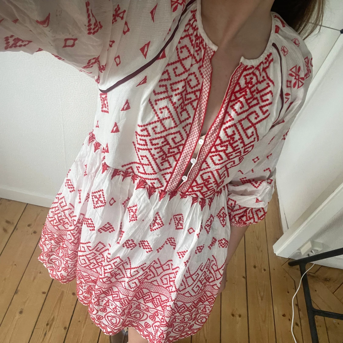 Vit och röd kortklänning med mönster - 3