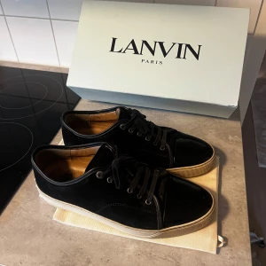 Lanvin  - Tjena! Säljer nu dessa sjukt feta lanvins i storlek 44/UK 9, box, 2 dustbags och extra snören ingår. Hör av er vid intresse! 