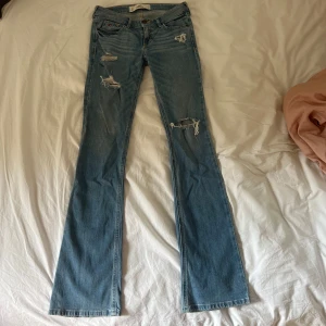 Lågmidjade hollister jeans  - Skit snygga hollister jeans med snygga revor och fina detaljer, säljer då de tyävr inte passar! Midjemått: 35 innerbenslängd: 76cm 💗