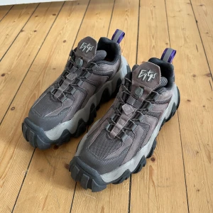 Eytys sneakers Halo mörkgrå - Sneakers modell Halo nubuck i steel gray från Eytys i storlek 36 men känns rymliga. Jag har eu 36/37 och valde att gå ner en storlek. Nya oanvända, endast provade, utan låda. Nypris på modeller ute just nu €400 och den här färgen är slutsåld. 