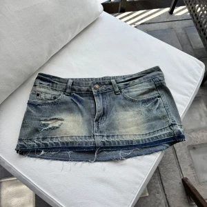 Jeanskjol - Supersnygg jeans kjol perfekt till sommaren! Säljer då den var lite liten till mig💞 skriv vid frågor
