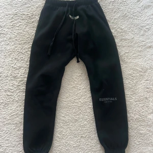 Svarta mjukisbyxor Essentials Fear of God - Essential Pants – sparsamt använda Säljer dessa stilrena och bekväma Essential Pants jag bara haft på mig ett fåtal gånger. Superbra passform och passar till det mesta – både vardag och chill. I fint skick! 🌟