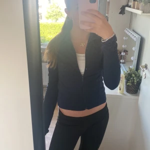 Marinblå zip-jacka från Gina Tricot - Snygg marinblå zip-jacka från Gina Tricot med lång ärm och hög krage. Perfekt till träning eller chill dagar. Materialet är mjukt och stretchigt, vilket gör den superbekväm att bära. Säljer pågrund av att den inte används. Skriv vid frågor! 🥰❣️