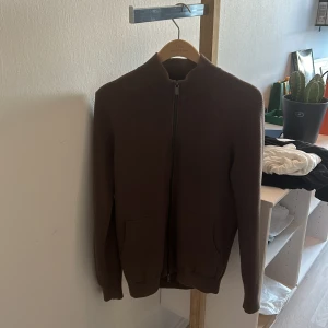 Brun stickad cardigan jacka från Massimo Dutti - Brun cardigan från Massimo dutti i storlek M