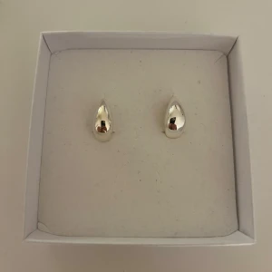 Dropp örhängen i silver  - Superfina örhängen med dropp form från & other stories, köpta förra året! 💕 Super fint skick och nästan aldrig använda ❤️