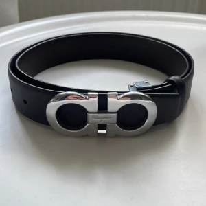 Salvatore ferragamo skärp - Ett bälte från Salvatore Ferragamo i väldigt bra skick, 90cm långt. Dock så har jag slagit 2 nya hål men det är inget som förstör helhetsintrycket. Använt få gånger