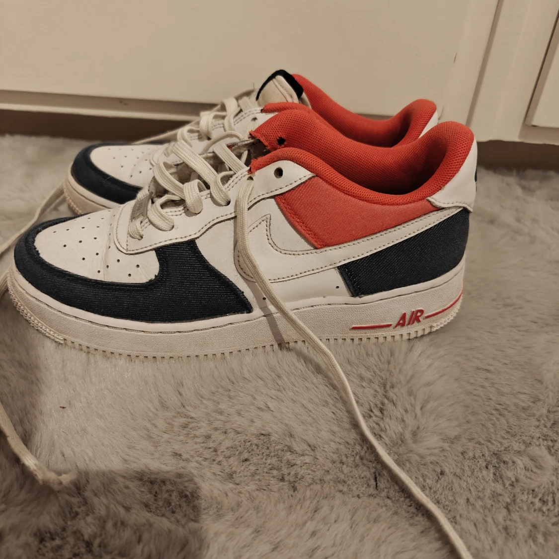 Nike Air Force 1 i vitt, blått och rött - 1