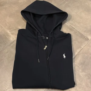 Ralph Lauren zip GE PRISFÖRSLAG  - Skick: 9/10 | Storlek: XS | Passar perfekt för dig som är 160-175 | Nypris: 2195 | Mitt pris: Ge prisförslag | Hör av er vid frågor. 