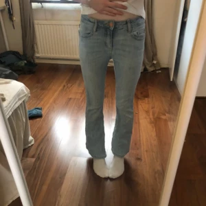 Bootcut ljusblå jeans - Säljer ett par ljusblå bootcut jeans från cubus i storlek 146. 