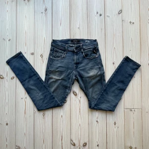 Replay anbass - Säljer nu dessa feta Replay anbass med slitningar. Storlek: 28W 32L. Nypris: 1599kr. Mitt pris: 399. Lite slitet på baksidan av jeansen ( kolla bild 5 ) annars bra skick. Skriv vid frågor eller för mer bilder! 🤩