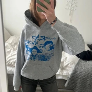  Mount Rap More hoodie - Säljer en grå hoodie med blått Mount Rap More-tryck framtill. Lite nopprig kanske, men inget annat märkbart. Vill få den såld! Försöker rensa min garderob. så kom fram med prisförslag!! 💕