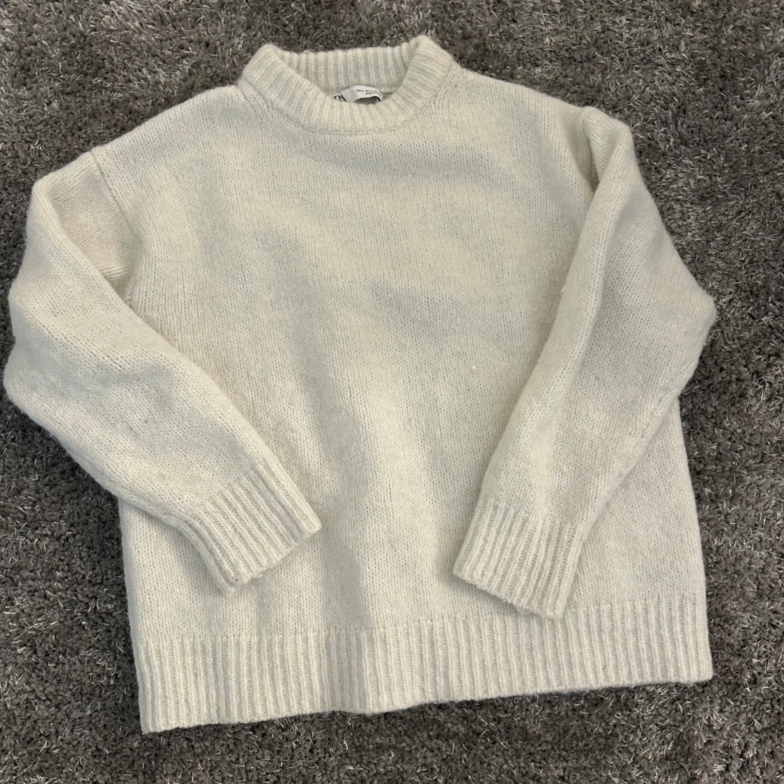 Vit stickad tröja  - 1