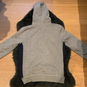 Grå hoodie från Tommy Hilfiger  - Riktigt skön hoodie perfekt att ha nu under sommarkvällarna, skriv gärna om ni har några frågor eller funderingar, priset går att diskuteras