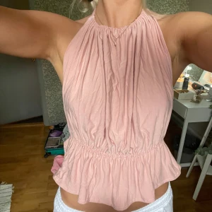 Rosa rygglös topp - söt rosa rygglös topp i jättemjukt material:) sytt själv!! knytning i nacken och ryggen och passar därav nästan alla strl🙌🏻🙌🏻 Jag bär oftast S