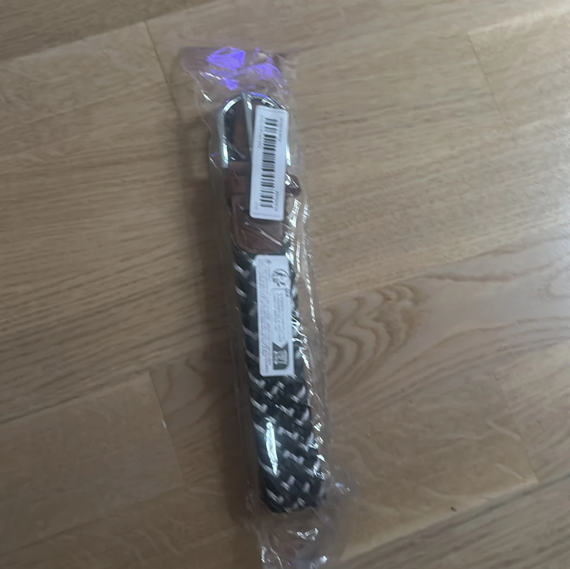 Flätat svart och vitt bälte