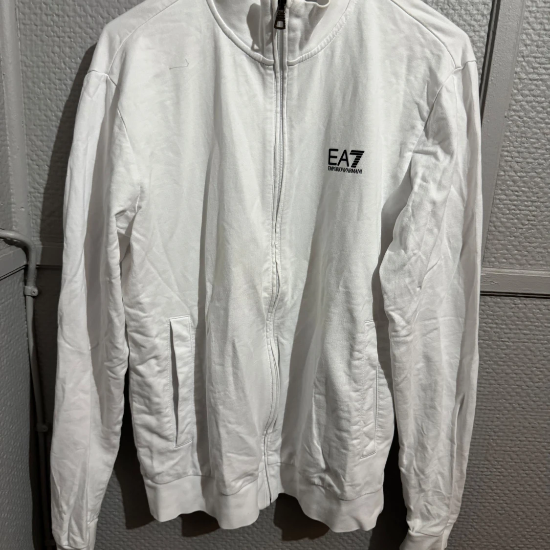 Vit zipjacka från EA7 Emporio Armani
