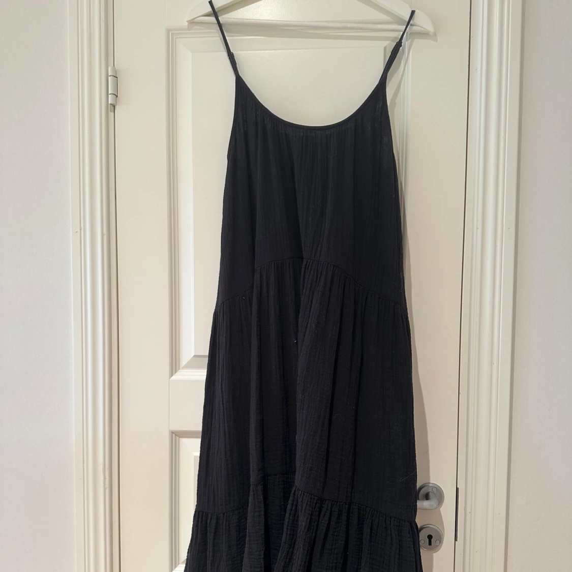 Svart långklänning med tunna axelband