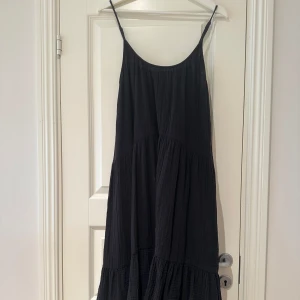 Svart långklänning med tunna axelband - Svart kångklänning som är perfekt nu i sommar 💗