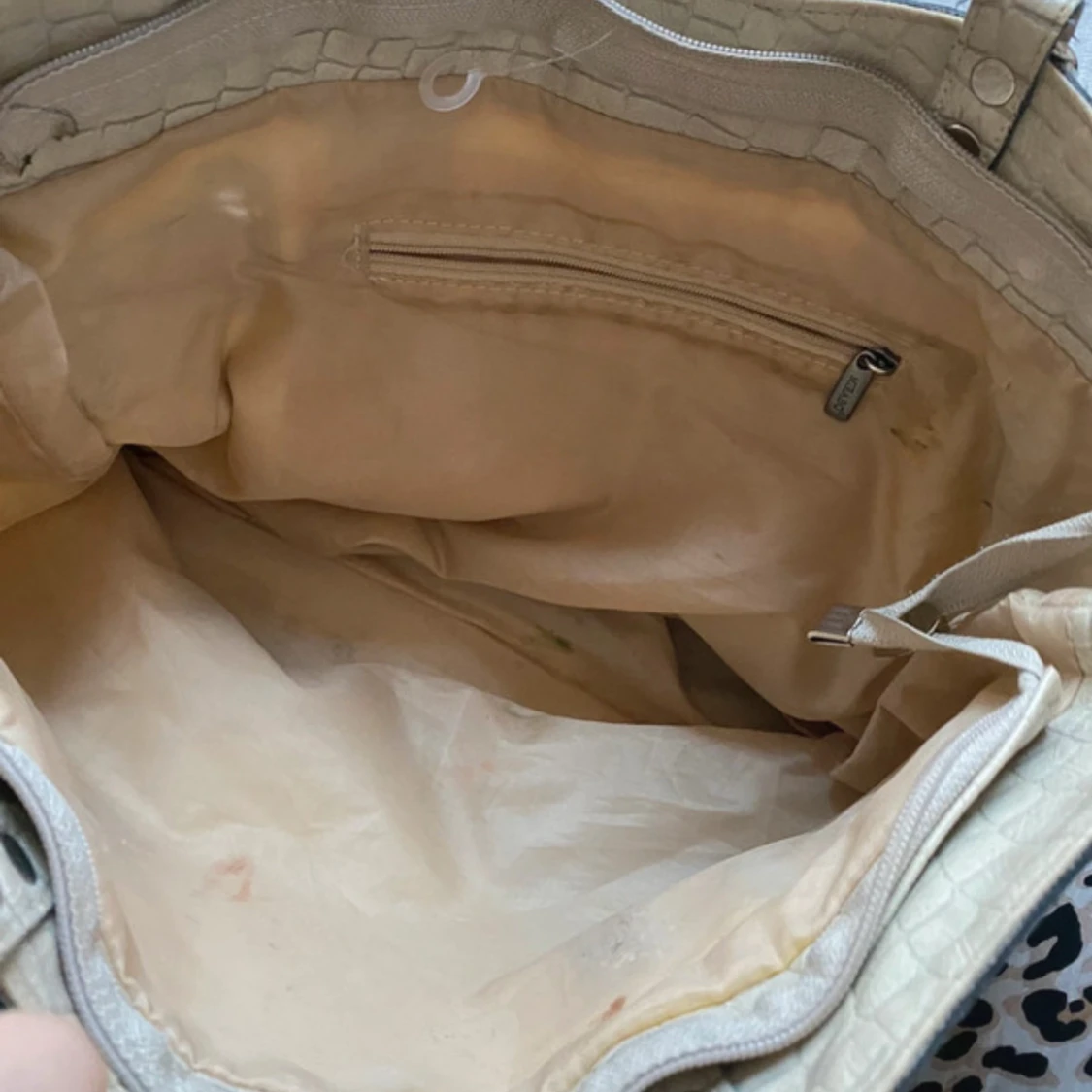 Beige handväska med krokopräglat mönster - 2