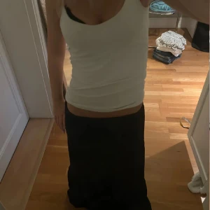 Svart långkjol - Säljer en svart långkjol med Blom design, den är från lager 157 i storlek S. Har endast använt den 1 gång 💕