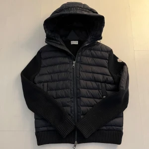 Mörkblå Moncler cardigan  - Snygg mörkblå cardigan från Moncler med stickade ärmar och detaljer. ✔️ Fint skick – sparsamt använd. Skicka gärna ett meddelande vid frågor