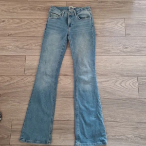 Bootcut jeans från 157 i ljusblå denim - Bootcut jeans från 157 i ljusblå denim med låg midja. Klassisk femficksmodell och full längd. Snyggt utsvängda ben.