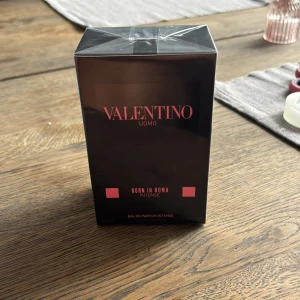 Valentino Born in Roma parfym - 100 ml valentino parfym fråga vid några behov säljer billigt för behöver pengar är villig att sänka pris