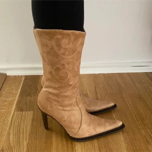 Vintage läder boots strl 38 oanvända - Aldrig använda boots från tidigt 2000-tal. Köpta på NK för 4800 kr från märket Vero Cuoio. Bootsen är i läder och klackens höjd är 10 cm.