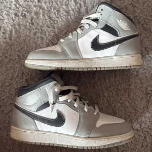 Nike Air Jordan 1 Mid smoke grey - Nike Air Jordan 1 Mid smoke grey med. Typ helt oanvända som man ser på bilderna❣️