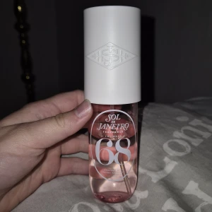 Sol De Janeiro 68' - Säljer min SDJ body mist 68'! Säljer den då jag inte gillar doften längre, ungefär lite mer än hälften kvar. 90 Ml flaska. Köpte på en taxfree butik när jag reste i April och tror att den kostade ungefär 380-400 kr nypris. Prisförslag välkomna