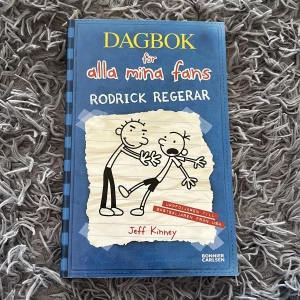Dagbok för alla mina fans: Rodrick regerar - En rolig och lättläst bok fylld med tecknade bilder och dagboksanteckningar om Greg Heffleys galna vardag. Perfekt för dig som gillar humor, pinsamma situationer och att följa med på knasiga äventyr. Passar både unga och unga vuxna som vill ha något kul att läsa!