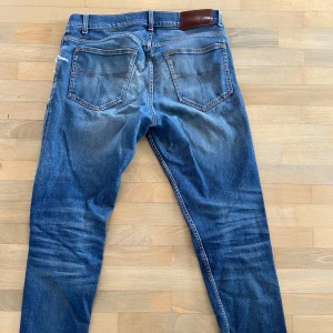 Tiger of Sweden jeans - Säljer dessa schyssta jeans från tiger of Sweden. Modell: Evolve, strlk: 30/32. De har en slitning på högra knät.