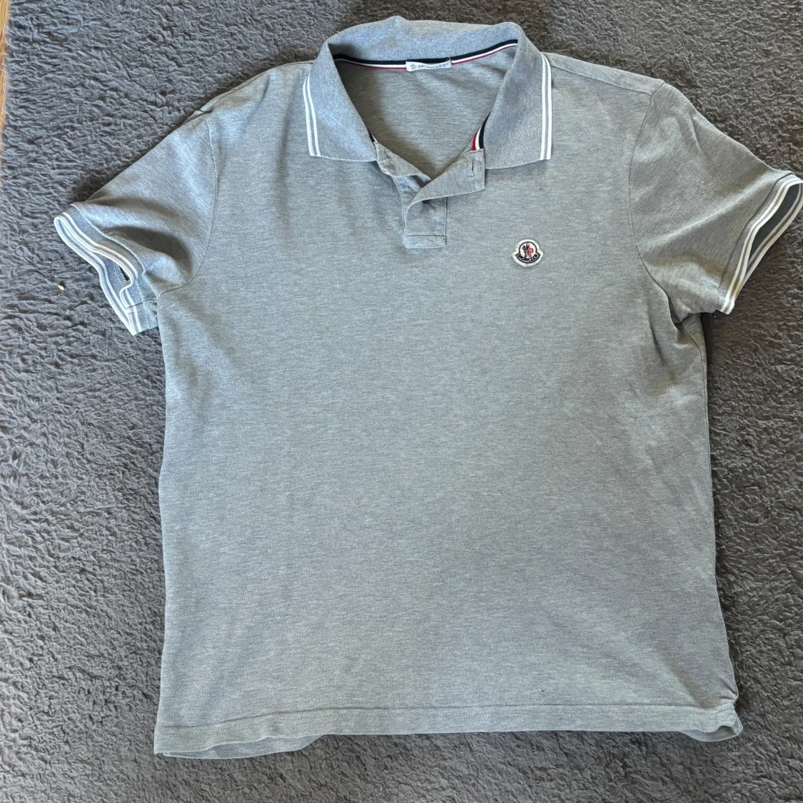 Grå pikétröja från Moncler