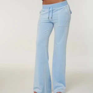 Ljusblå Juicy Couture byxor  - Supersköna ljusblå juicy couture byxor, nästan aldrig använd. Använd ändast några gånger, därav i mycket bra skick. Hör av er för bilder eller frågor !