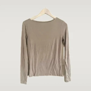 Beige långärmad basic tröja - Enkel och stilren beige långärmad tröja med rund hals. Perfekt som basplagg och lätt att matcha med andra kläder. Mjuk och skön känsla, passar dig som gillar minimalistisk stil.