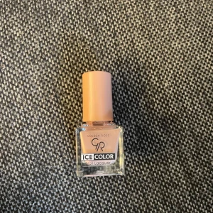 Rosa/beige nagellack  - Ett rosa/beige nagellack från Golden Rose som jag tror är köpt på Normal🥰inte använd många gånger!