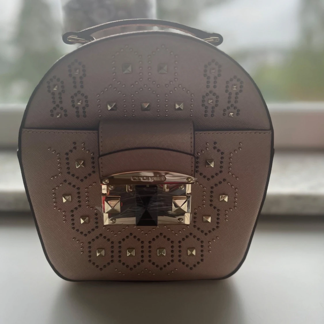 Beige axelväska från Cromia med nitar