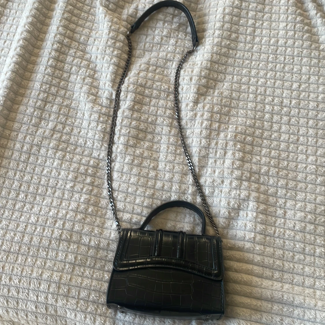 Svart axelväska i croco-imitation - 1