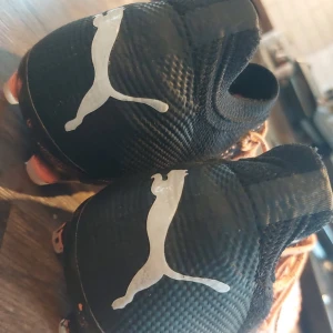 Puma fotbollskor  - Jag säljer ett par puma fotbollskor för 999 kr. Dem har aldrig används. Dem är i storlek 40,5. Har tyvärr ingen påse eller kartong.