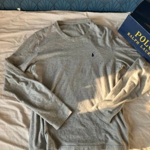 Ralph lauren tröja - Säljer en riktigt snygg Ralph lauren tröja i bra skick. Storlek S. Låda medföljer ej. Priset kan självklart diskuteras.